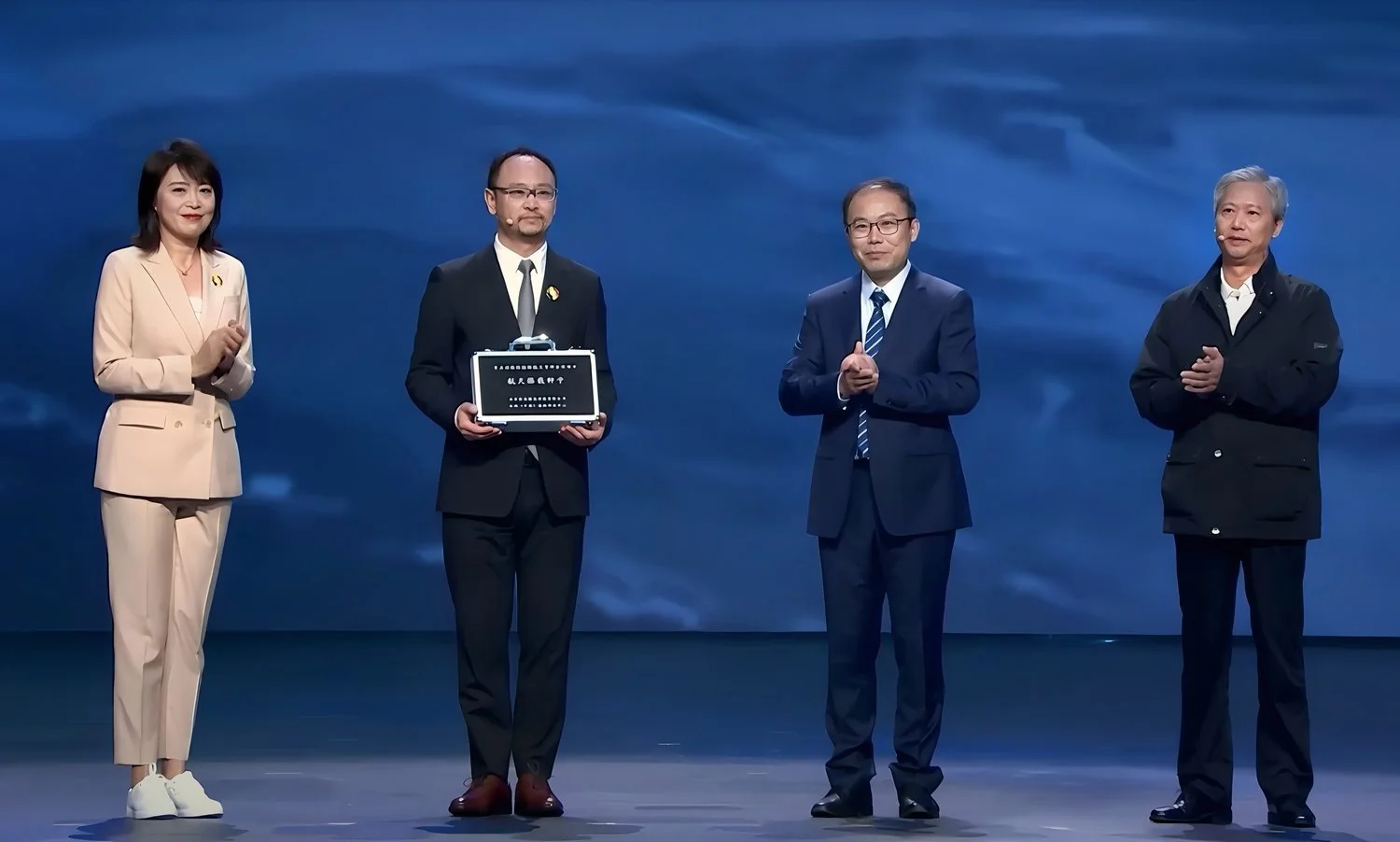 与中国航天团队合作，把 50 多种优选植物材料送上太空——太空育种让活性成分的选育周期从十年缩到两三年