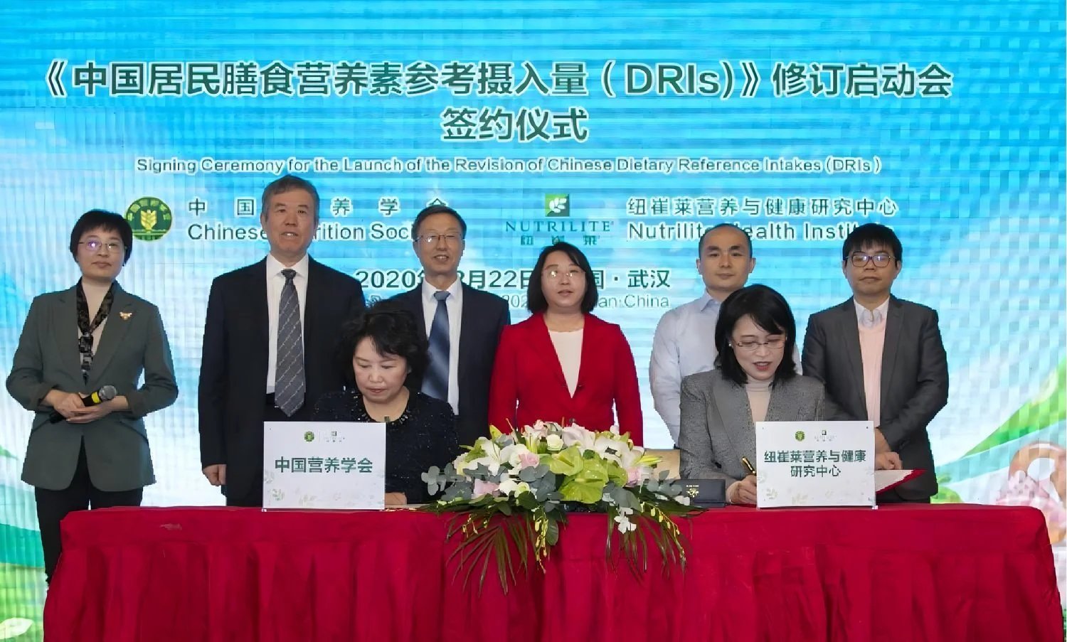 2013 年协同中国营养学会，在全球首次把 14 种植物营养素参考摄入量写进《中国居民膳食营养素参考摄入量》
